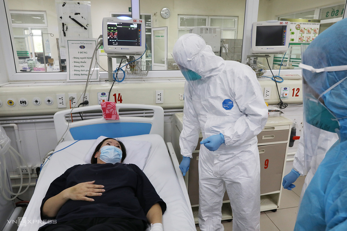 Bác sĩ Bệnh viện Bệnh nhiệt đới Trung ương cơ sở 2 (huyện Đông Anh, Hà Nội) thăm khám bệnh nhân nhiễm nCoV, ngày 25/3. Ảnh: Ngọc Thành